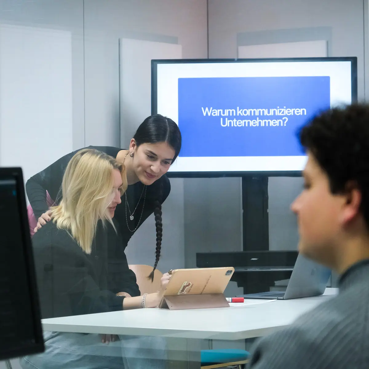 Studierende Crossmedia-Redaktion/Public Relations arbeiten in einer Gruppe an einem PR-Konzept.