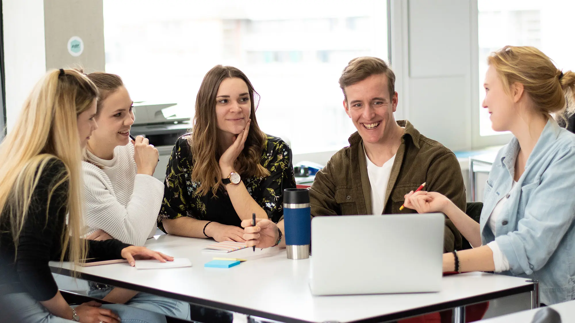 Studierende Crossmedia-Redaktion/Public Relations arbeiten als Gruppe im edit.Lab, der Lehrredaktion des Studiengangs.