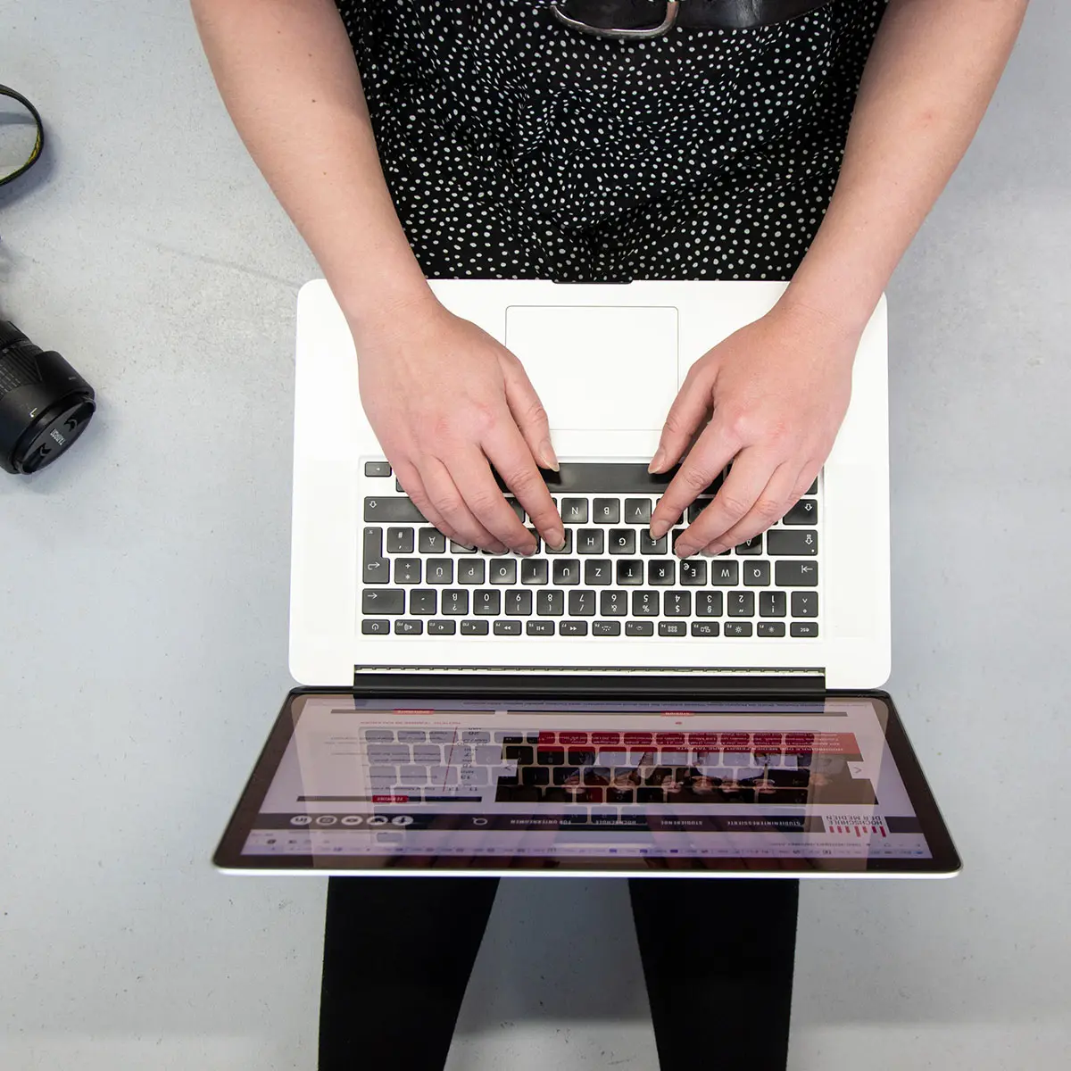 Studentin Crossmedia-Redaktion/Public Relations tippt auf Laptop zu sehen von oben.